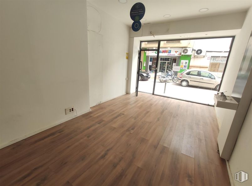 Retail for rent at Calle San Francisco, Quintanar de la Orden, Toledo, 45800 with car, tire, wheel, building, plant, wood, houseplant, fixture, hall and floor around