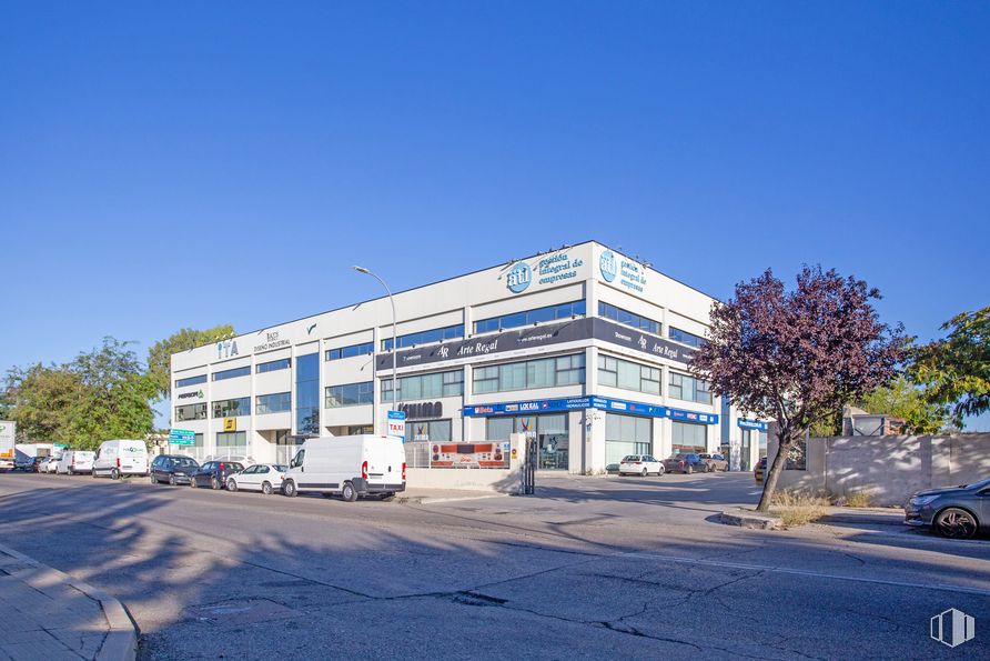 Oficina en venta en Polígono San Fernando de Henares, Torrejón de Ardoz, Madrid, 28830 con edificio, camioneta, coche, cielo, rueda, neumático, superficie de la carretera, asfalto, árbol y diseño urbano alrededor