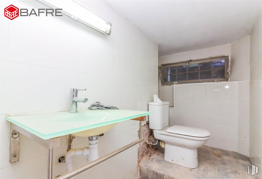 Industrial for sale at Calle Antonio Velasco Zazo, Usera, Madrid, 28026 with toilet, property, bathroom, purple, sink, interior design, tap, plumbing fixture, architecture and floor around