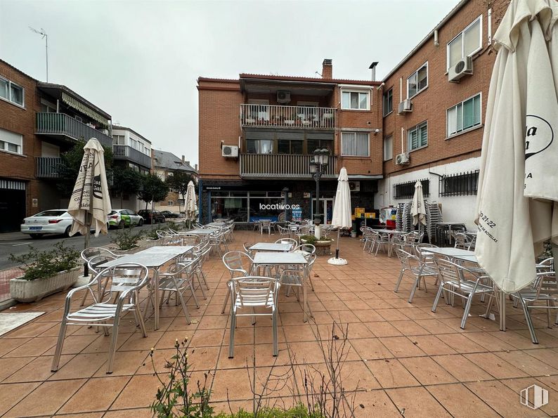 Local en venta en Zona Ibiza - San Pedro, Villanueva del Pardillo, Madrid, 28229 con silla, edificio, cielo, ventana, planta, mesa, maceta, diseño urbano, muebles de exterior y barrio alrededor