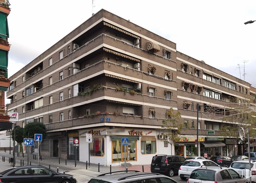 Retail for sale & for rent at Zona Centro, Móstoles, Madrid, 28934 with car, building, land vehicle, sky, automotive parking light, window, vehicle, street light, architecture and wheel around