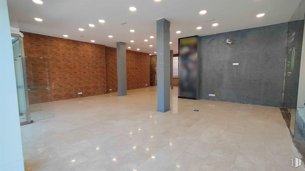 Retail for sale at Avenida Concha Espina, Chamartín, Madrid, 28016 with flooring, floor, wall, ceiling, interior design, door, tile flooring, composite material, tile and light fixture around