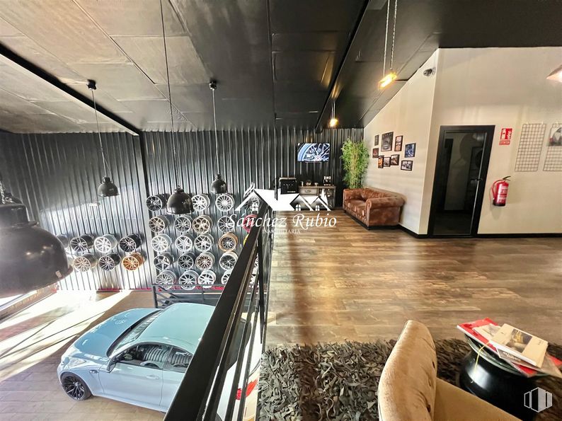 Nave en venta en Calle Malaquita, Collado Villalba, Madrid, 28400 con sofá, coche, alumbrado, rueda, neumático, diseño automovilístico, edificio, vehículo, iluminación del automóvil y suelo alrededor