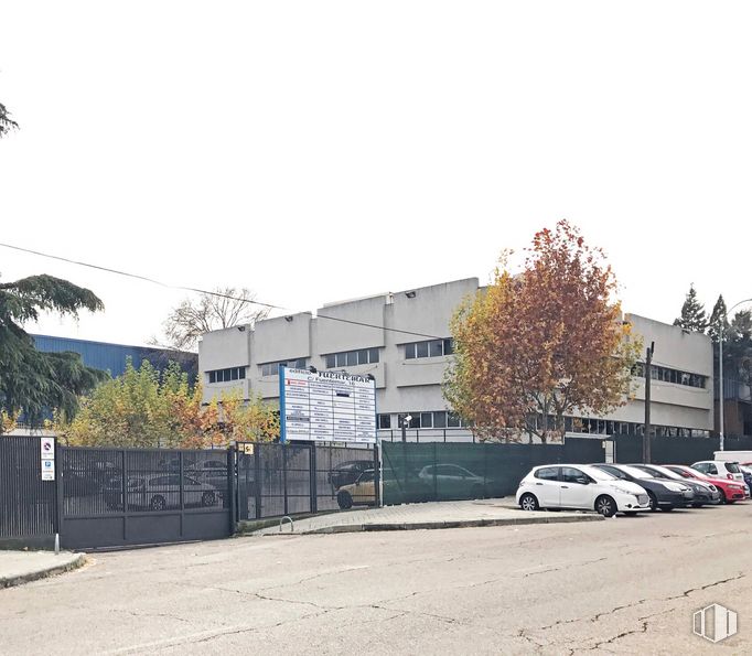 Oficina en alquiler en Edificio Fuentemar, Avenida Fuentemar, 16, Coslada, Madrid, 28820 con coche, edificio, cielo, neumático, rueda, vehículo, planta, árbol, vehículo de motor, nube y asfalto alrededor