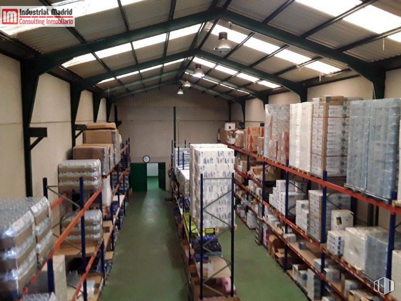 Industrial for sale at Polígono Industrial La Huerta, Velilla de San Antonio, Madrid, 28891 with packaged goods, shelf, shelving, wood, flooring, publication, beam, metal, warehouse and room around