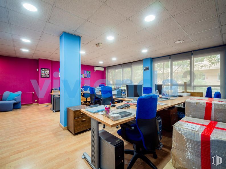 Office for sale at Zona Fuente del Berro, Salamanca, Madrid, 28028 with chair, desk, furniture, table, building, floor, flooring, real estate, engineering and event around