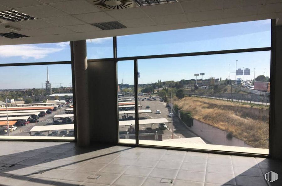 Oficina en venta en Carretera Coruña, Las Rozas de Madrid, Madrid, 28290 con ventana, cielo, edificio, planta, sombra, interiorismo, ciudad, accesorio, vidrio y casa alrededor