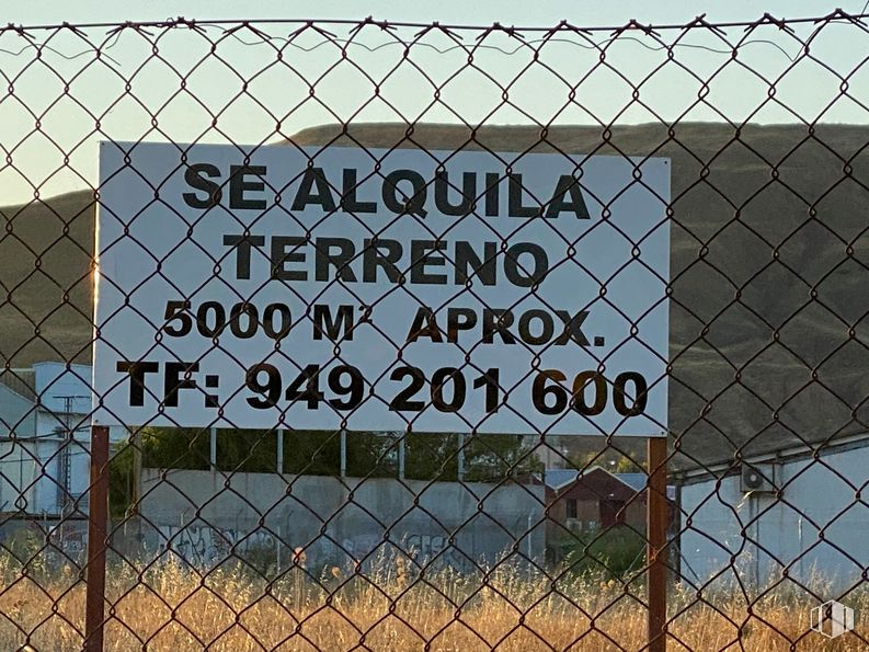 Suelo en alquiler en Calle Ávila, 0, Alcalá de Henares, Madrid, 28804 con día, valla, malla, cielo, cercas de alambre, fuente, línea, accesorio, material compuesto y simetría alrededor