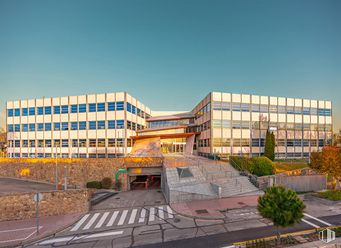 Oficina en alquiler en Miniparc IV, Calle Caléndula, 13, Alcobendas, Madrid, 28100 con edificio, planta, cielo, diseño urbano, condominio, bloque de pisos, árbol, barrio, zona residencial y fachada alrededor