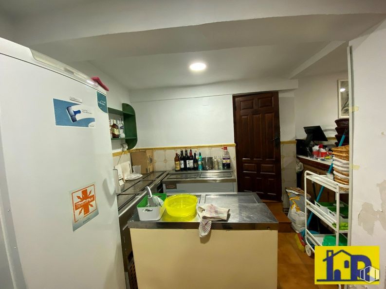 Retail for sale & for rent at Casco Antiguo, Cuenca, 16001 with refrigerator, cabinetry, flooring, floor, shelf, fixture, house, real estate, shelving and building around