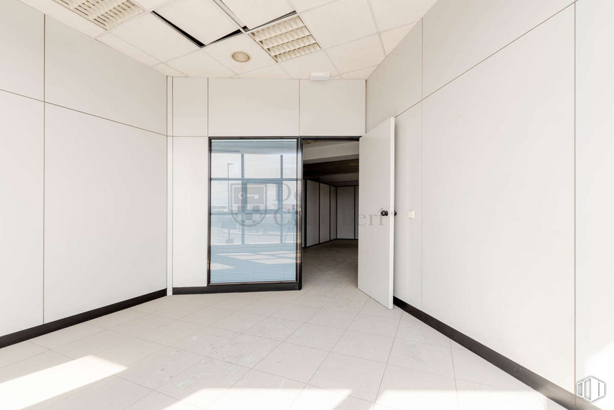 Oficina en venta en Avenida San Pablo, Coslada, Madrid, 28820 con alumbrado, edificio, accesorio, hall, suelo, puerta, suelos, exterior del automóvil, techo y vidrio alrededor