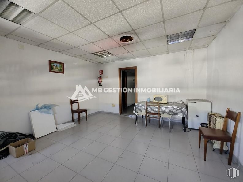 Nave en venta en Camino viejo de Getafe, Fuenlabrada, Madrid, 28946 con silla, puerta, mueble, propiedad, interiorismo, arquitectura, suelos, mesa, suelo y pared alrededor