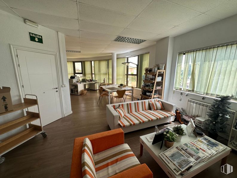 Nave en alquiler y venta en Calle Puerto Navafría, 27, Móstoles, Madrid, 28935 con sofá, ventana, mesa de cocina y comedor, puerta, mueble, mesa, planta, planta de interior, interiorismo y madera alrededor