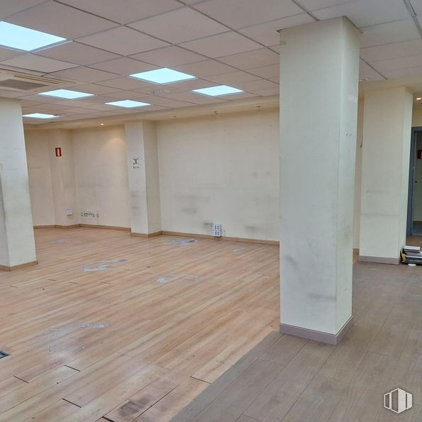 Retail for rent at Avenida Pablo Iglesias, Alcobendas, Madrid, 28100 with light fixture, lighting, flooring, floor, wood, ceiling, wood flooring, interior design, laminate flooring and hall around