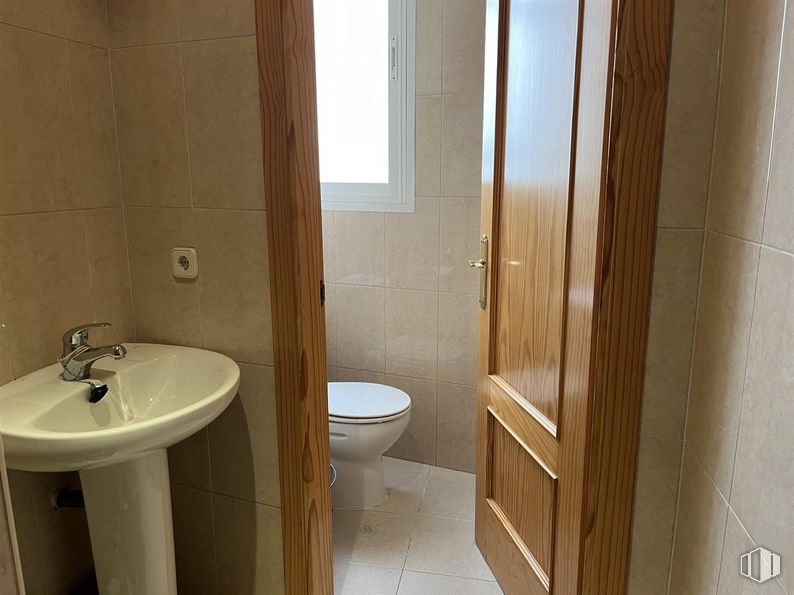 Industrial for sale at Camino Carrera, Fuente el Saz de Jarama, Madrid, 28140 with toilet, sink, door, window, brown, property, tap, plumbing fixture, bathroom sink and bathroom around