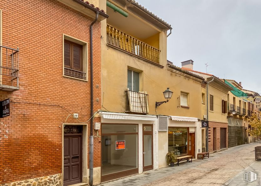 Local en alquiler en Calle Cervantes, Alcalá de Henares, Madrid, 28801 con ventana, puerta, edificio, cielo, casa, superficie de la carretera, madera, accesorio, planta y zona residencial alrededor