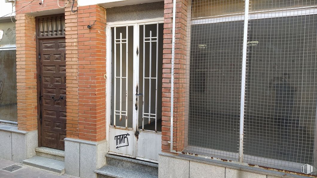 Retail for sale at Calle Remedios, Sonseca, Toledo, 45100 with window blind, door, building, brickwork, fixture, wood, brick, building material, composite material and mesh around