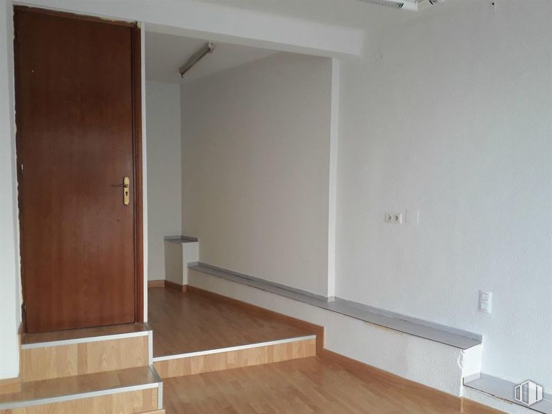 Retail for rent at Calle Alfonso de Montalvo, Ávila, 05001 with door, flooring, floor, wall, wood, wood flooring, room, laminate flooring, hardwood and wood stain around