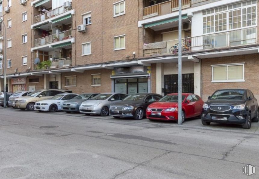 Retail for sale at Calle Almería, Alcalá de Henares, Madrid, 28804 with car, window, building, automotive parking light, wheel, land vehicle, vehicle, tire, motor vehicle and automotive design around