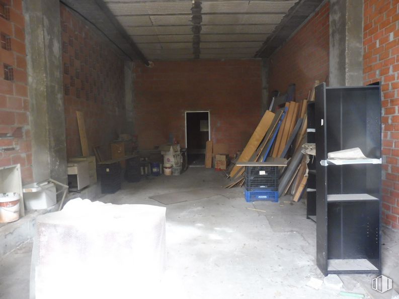 Retail for rent at Avenida Carabanchel Alto, 37, Carabanchel, Madrid, 28044 with wood, floor, house, flooring, building material, brick, brickwork, building, gas and hardwood around