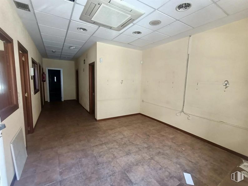 Local en venta en Calle Carolina Paino, 12, Carabanchel, Madrid, 28025 con puerta, lámpara, hall, suelos, accesorio, suelo, madera, techo, espacio y madera dura alrededor