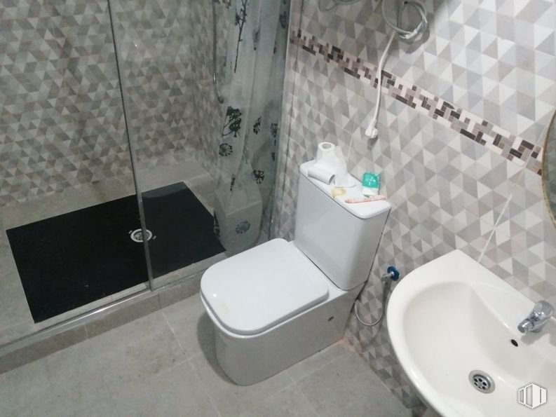 Local en alquiler y venta en Avenida de la Constitución, Móstoles, Madrid, 28931 con inodoro, fregadero, accesorio de fontanería, lavabo de baño, grifo, baño, asiento de inodoro, edificio, morado y diseño de interiores alrededor