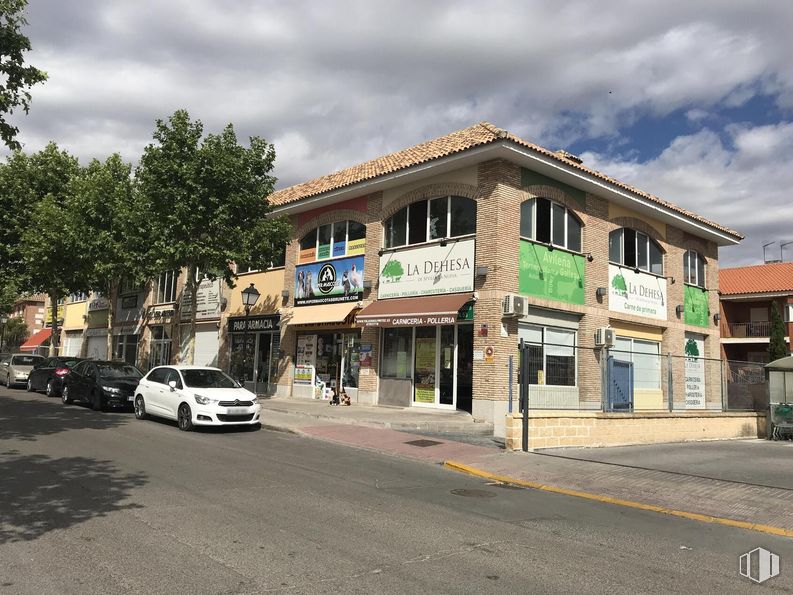 Retail for sale at Calle José Antonio, 55, Sevilla la Nueva, Madrid, 28609 with car, building, cloud, sky, automotive parking light, window, vehicle, wheel, tire and tree around