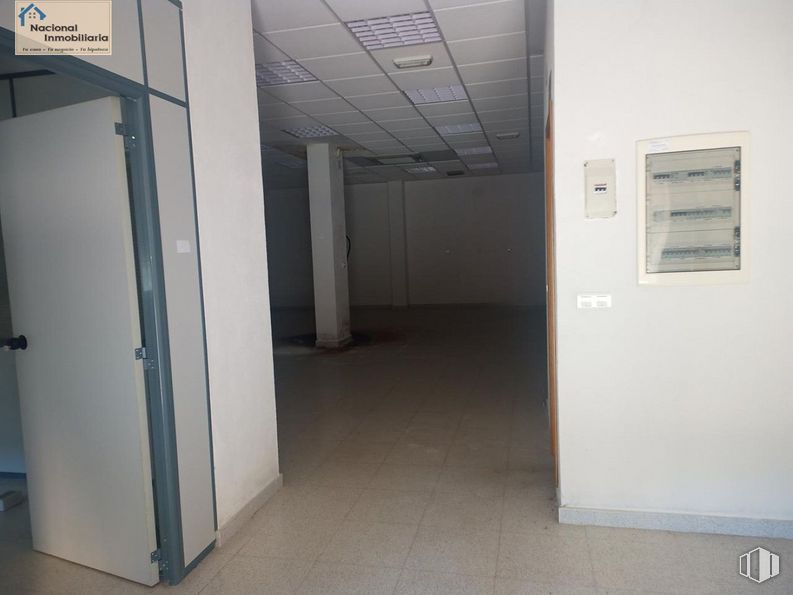 Retail for sale at Zona Centro, Santa María del Tiétar, Ávila, 05429 with picture frame, fixture, building, floor, door, flooring, gas, ceiling, glass and composite material around