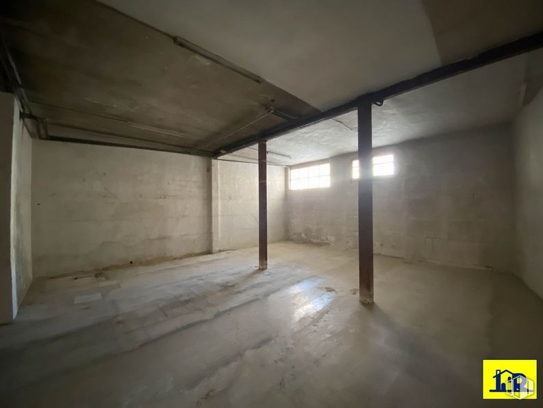 Industrial for sale & for rent at Centro urbano, Cuenca, 16004 with wood, flooring, floor, tints and shades, ceiling, concrete, hall, composite material, darkness and house around