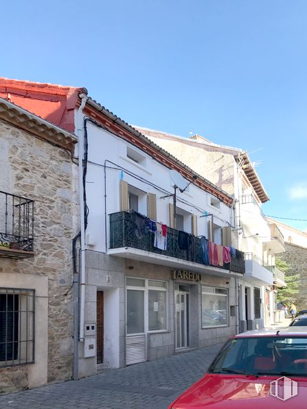 Retail for rent at Calle Santa María, Miraflores de la Sierra, Madrid, 28792 with car, window, sky, building, vehicle, cloud, automotive lighting, neighbourhood, plant and residential area around