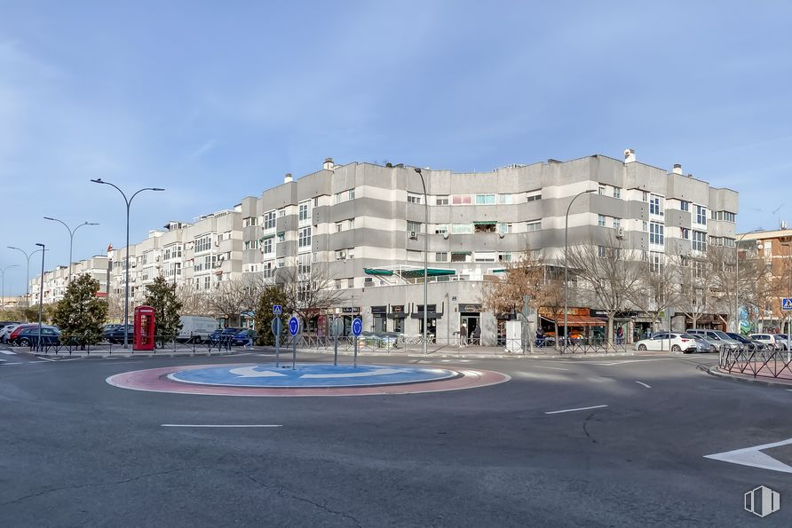 Retail for sale at Plaza Europa, Torrejón de Ardoz, Madrid, 28850 with building, street light, cloud, sky, road surface, asphalt, urban design, thoroughfare, window and neighbourhood around