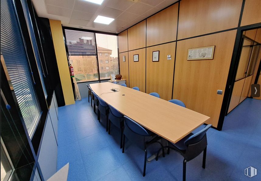 Oficina en alquiler en Los Gamos II, Calle Joaquín Turina , Pozuelo de Alarcón, Madrid, 28223 con silla, puerta, mesa, mesa, propiedad, mueble, escritorio, mesa de conferencias, interiorismo y edificio alrededor