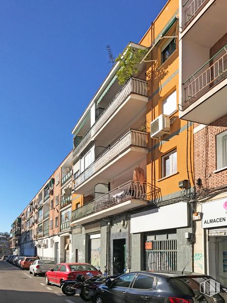 Industrial for sale at Calle Nájera, 11, Carabanchel, Madrid, 28025 with car, wheel, tire, land vehicle, sky, building, vehicle, window, urban design and automotive exterior around