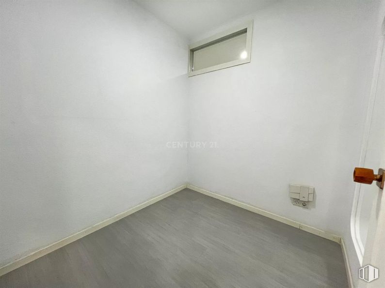 Local en venta en Calle Olivo, Moncloa - Aravaca, Madrid, 28023 con accesorio, edificio, alumbrado, madera, suelo, suelos, material compuesto, pintura, techo y madera dura alrededor