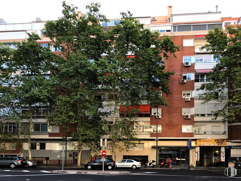 Local en alquiler y venta en Zona Chamartín, Chamartín, Madrid, 28036 con coche, edificio, ventana, rueda, infraestructura, neumático, árbol, planta, cielo y diseño urbano alrededor