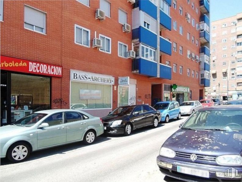 Retail for sale at Zona La Avanzada, Fuenlabrada, Madrid, 28945 with car, building, wheel, window, automotive parking light, land vehicle, vehicle, tire, vehicle registration plate and hood around