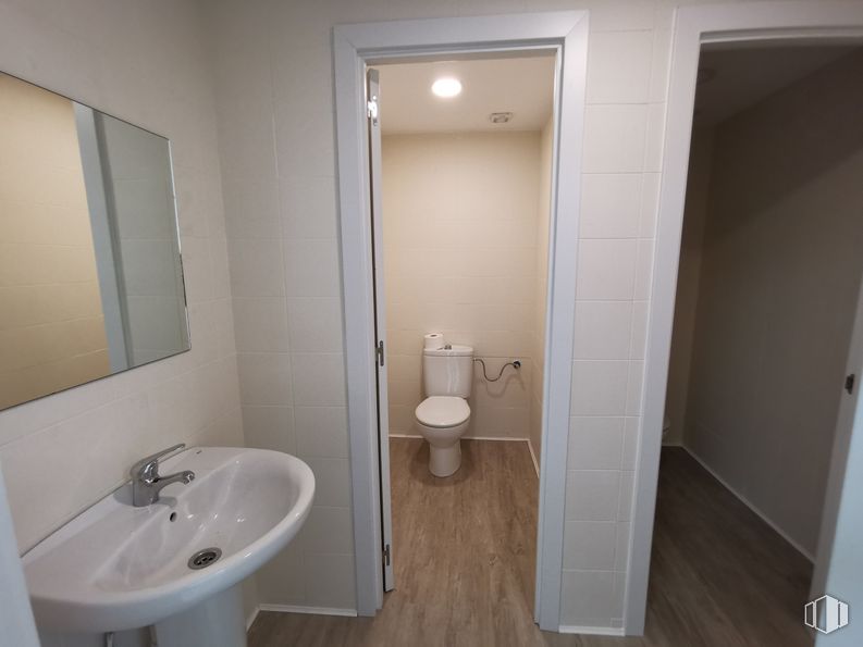 Oficina en alquiler en Avenida Córdoba, Usera, Madrid, 28026 con fregadero, inodoro, espejo, accesorio de plomería, grifo, propiedad, lavabo de baño, baño, madera y edificio alrededor