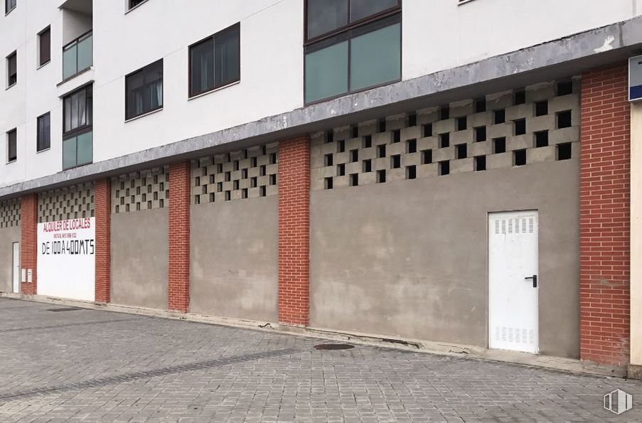 Retail for rent at Carretera Sonsoles, 9, Ávila, 05002 with window, door, building, fixture, asphalt, road surface, facade, composite material, building material and brick around