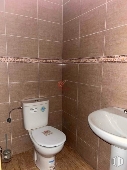 Retail for sale at Zona Carretería, Cuenca, 16002 with toilet, sink, brown, property, bathroom, toilet seat, purple, black, fixture and floor around