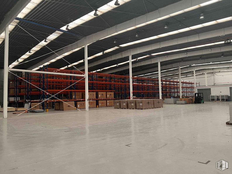 Industrial for sale at Polígono industrial Sur, San Agustín del Guadalix, Madrid, 28750 with hall, composite material, flooring, ceiling, fixture, beam, metal, field house, aluminium and steel around