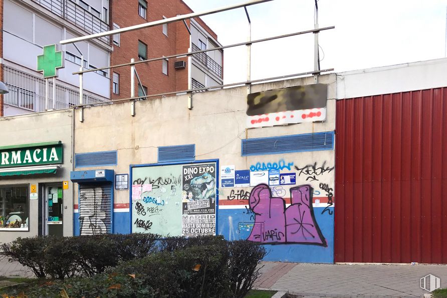 Retail for rent at Avenida Pablo Neruda, 2, Puente de Vallecas, Madrid, 28038 with building, plant, sky, window, street light, wall, art, facade, residential area and electricity around