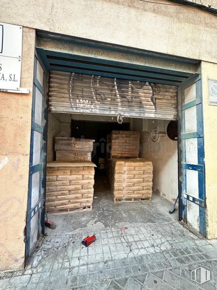 Retail for sale at Ronda Segovia, 38, Arganzuela, Madrid, 28005 with property, brickwork, wood, brick, road surface, building, gas, road, facade and door around