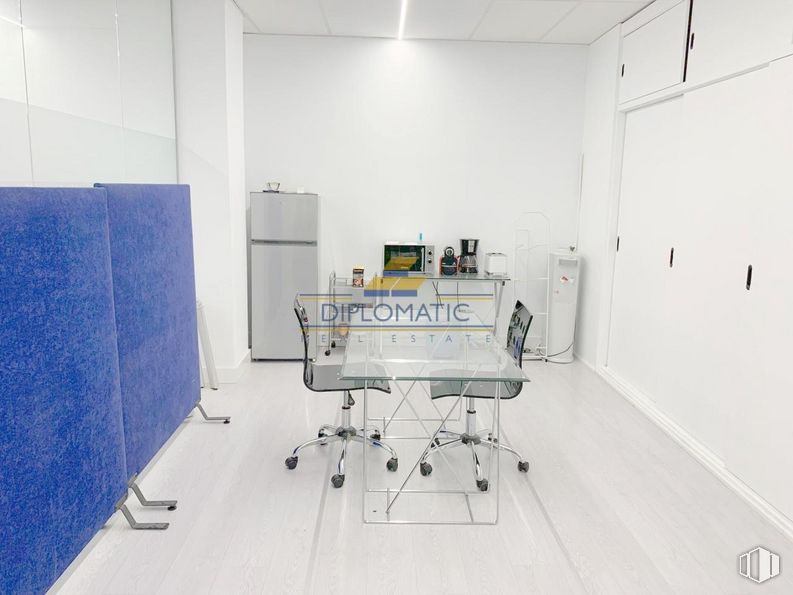 Office for sale & for rent at Zona Las Matas, Las Rozas de Madrid, Madrid, 28290 with chair, refrigerator, table, home appliance, building, flooring, gas, fixture, machine and engineering around