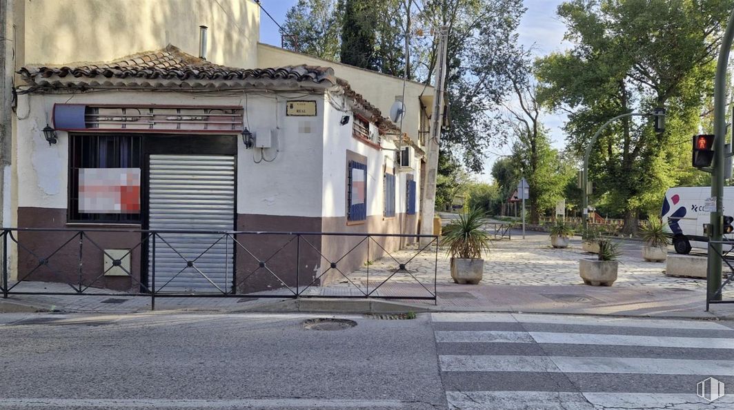 Local en venta en Zona centro, Pozuelo del Rey, Madrid, 28813 con edificio, planta, ventana, cielo, árbol, superficie de la carretera, asfalto, casa, arquitectura y barrio alrededor