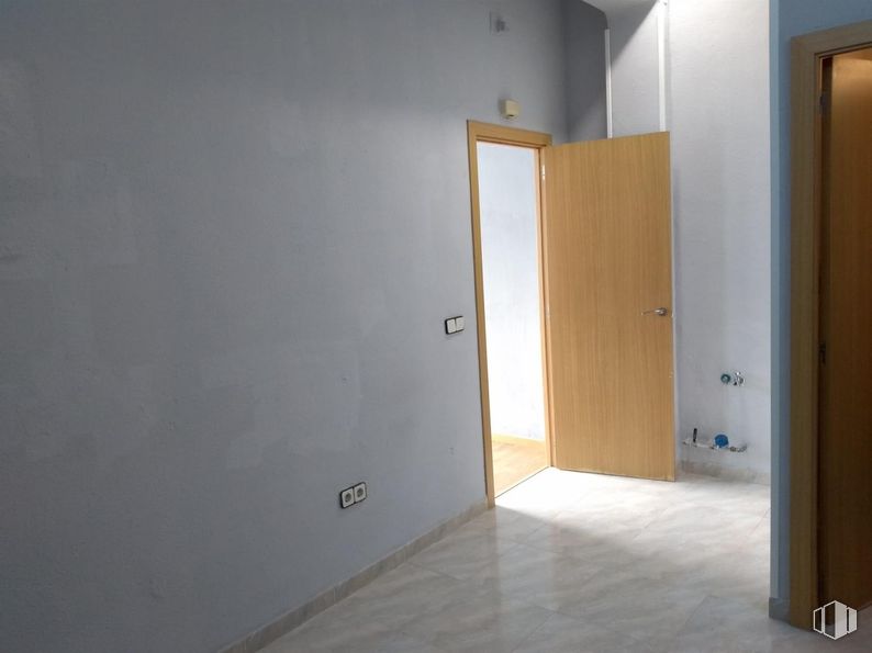 Retail for rent at Calle Alfonso XII, Móstoles, Madrid, 28934 with door, wall, flooring, floor, wood, room, grey, ceiling, wood stain and apartment around