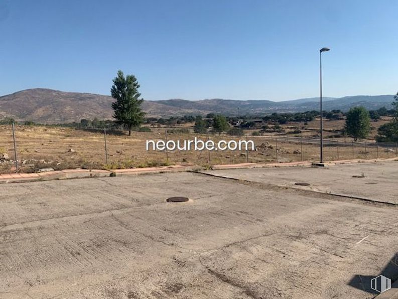 Land for sale at Calle Puente Pasil, El Tiemblo, Ávila, 05270 with sky, plant, tree, road surface, mountain, asphalt, land lot, thoroughfare, plain and road around