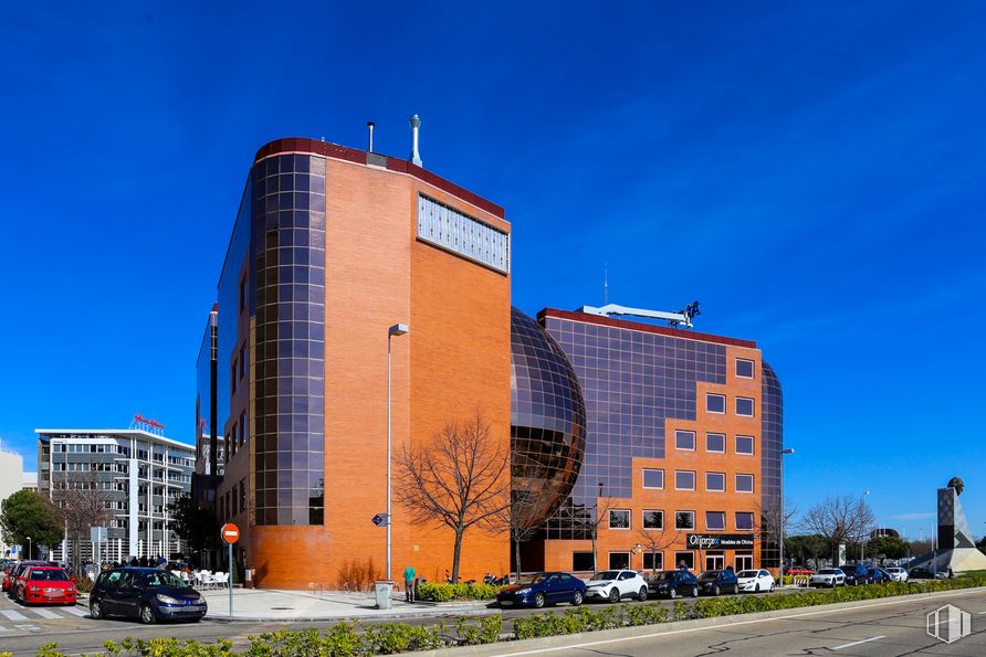 Oficina en alquiler en Edificio Doce Estrellas, Paseo Doce Estrellas, 2, Barajas, Madrid, 28042 con edificio, cielo, azul, bloque de pisos, ventana, luz de la calle, árbol, edificio comercial, mañana y fachada alrededor