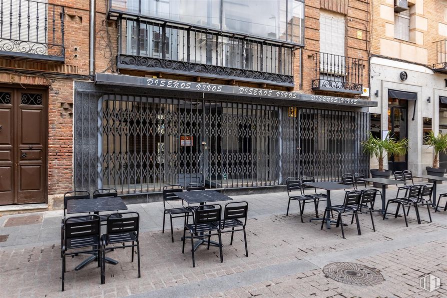 Local en alquiler en Calle Ramon y Cajal, Alcalá de Henares, Madrid, 28801 con silla, mesa, mueble, edificio, ventana, superficie de la carretera, planta, diseño urbano, ciudad y acera alrededor