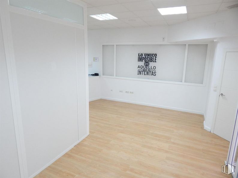 Retail for rent at Calle Jardín del Recreo, Ávila, 05001 with door, light fixture, lighting, fixture, wood, hall, flooring, floor, material property and laminate flooring around