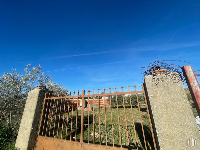 Land for sale at Camino de la Torre, Santa Cruz del Retamar, Toledo, 45513 with sky, plant, cloud, building, grass, brick, residential area, landscape, facade and urban design around